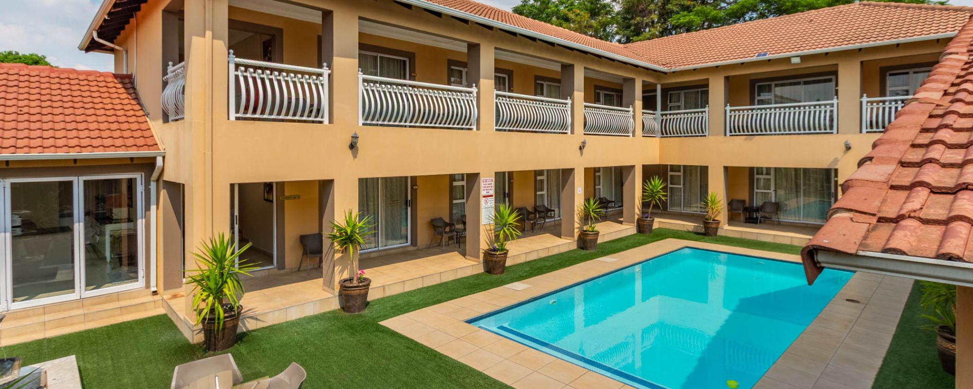 room and pool 2000x800 optimised